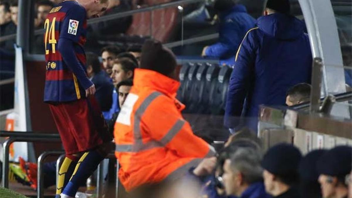 Jeremy Mathieu se va al banquillo, lesionado, durante el Barça-Villanovense de la Copa del Rey