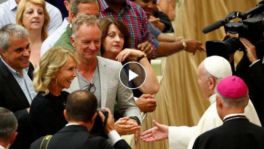 Sting y su esposa saludan al papa Francisco