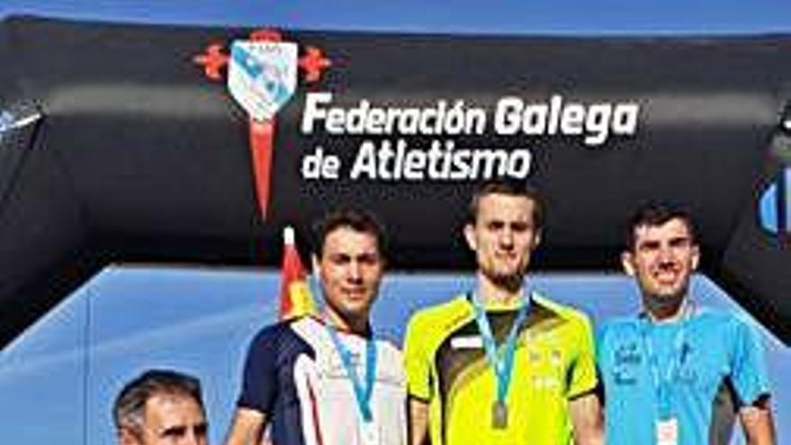 Podio del 200 masculino, con Mauro Triana primero y Sergio Rodríguez, segundo.