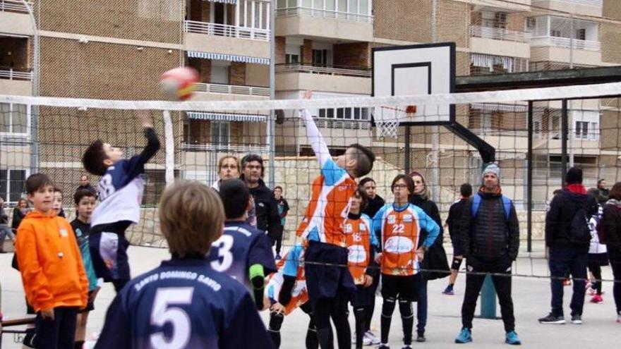 Un momento de la intermunicipal de mini-voley en El Campello