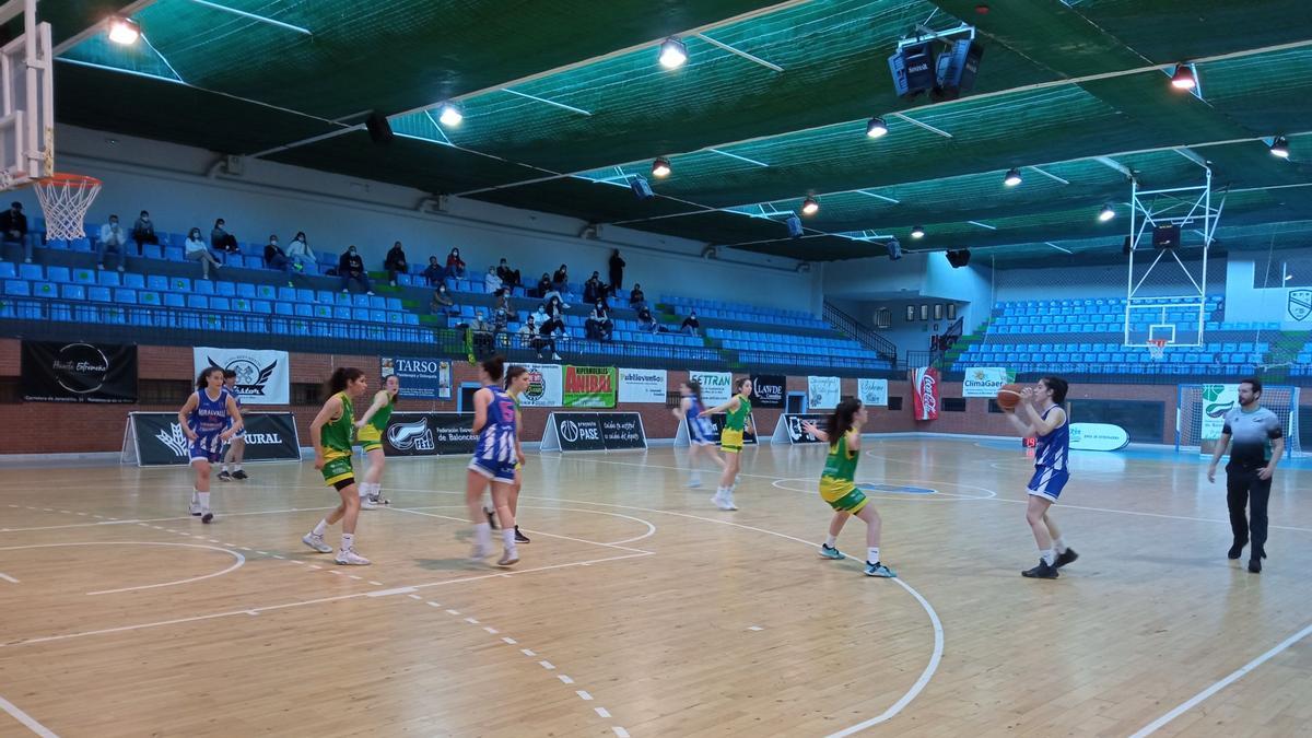 Jugada de un partido de categorías inferiores del Miralvalle.