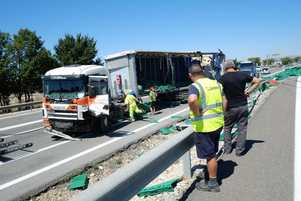 El vehículo transportaba cajas de plástico que han quedado esparcidas por el firme