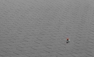 Un treballador camina enmig de panells solars en un camp d’energia solar a Kawasaki, a prop de Tòquio.