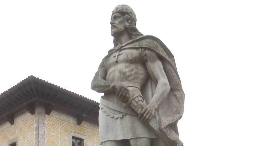 La estatua de Pelayo en El Parquín, con el monopatín.
