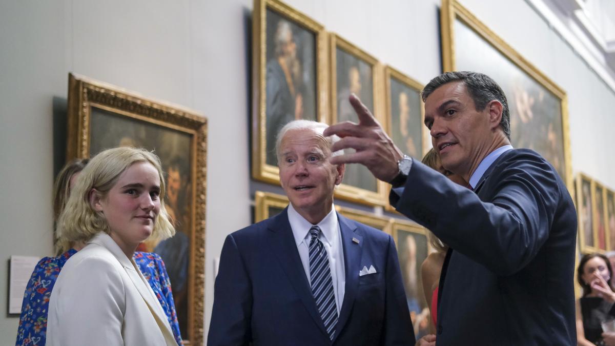 Pedro Sánchez, con Joe Biden en el Museo del Prado.