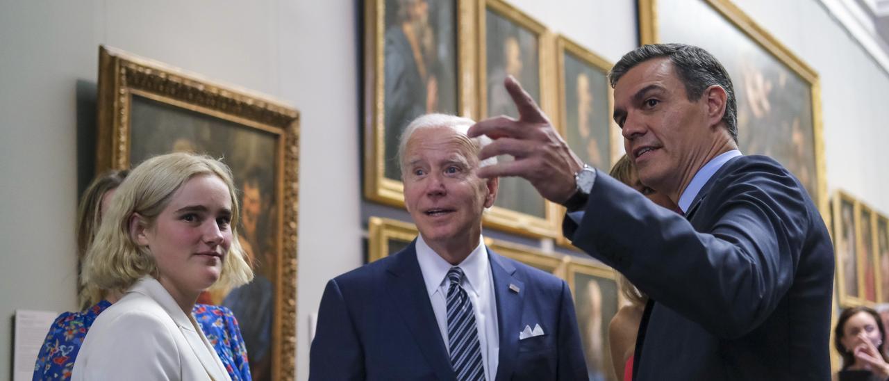 Pedro Sánchez y Joe Biden, durante la visita al Prado.