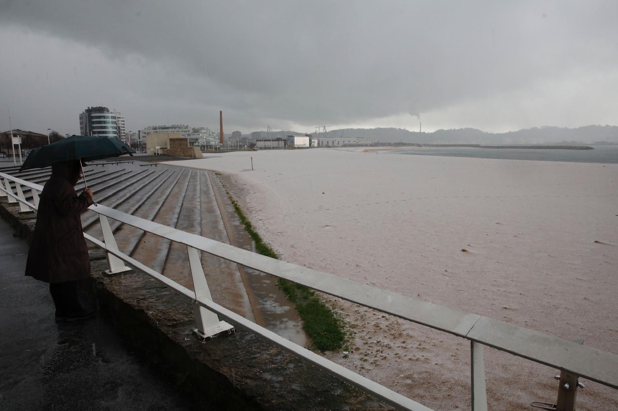 Las imágenes que deja el temporal en Gijón.