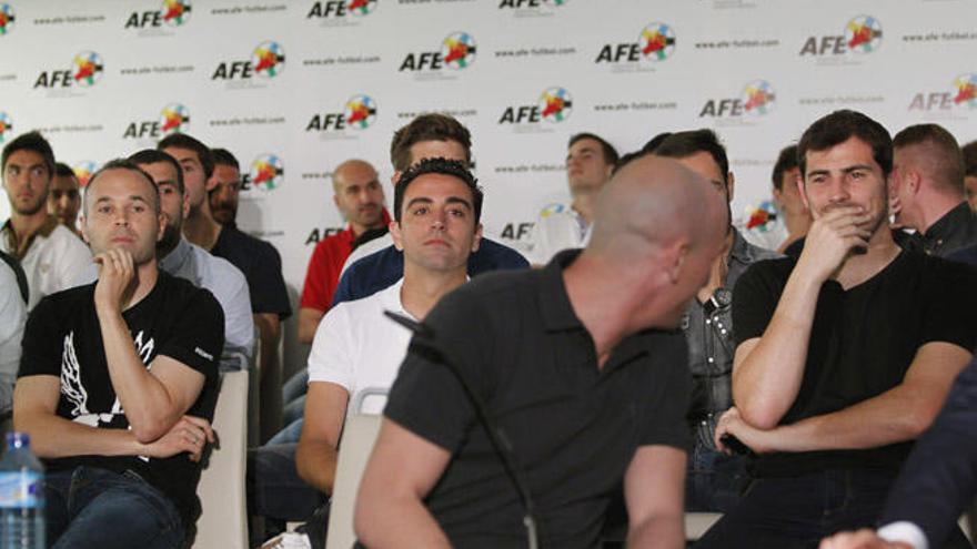 Iniesta, Xavi y Casillas en la rueda de prensa de la Asociación de Futbolistas Españoles.