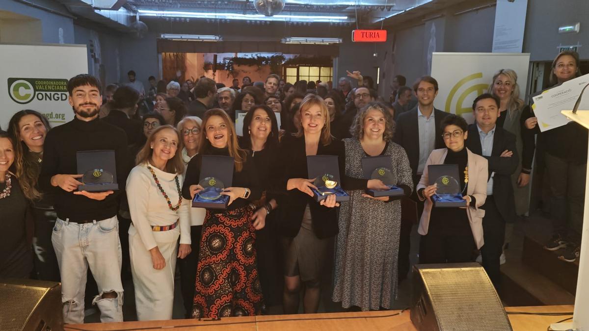 Foto grupal dels guardonats amb els Premis Cooperació-Anna Escrihuela 2023.