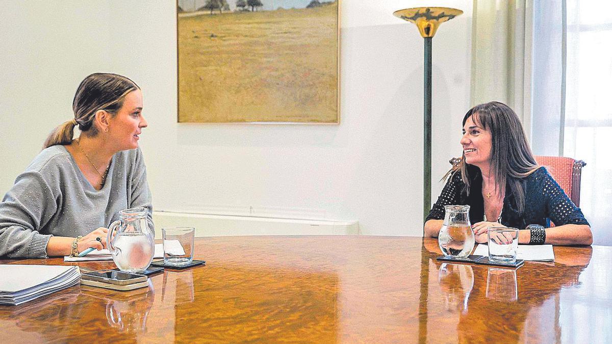 La presidenta del Govern, Marga Prohens, y la portavoz de Vox en el Parlament, Manuela Cañadas.