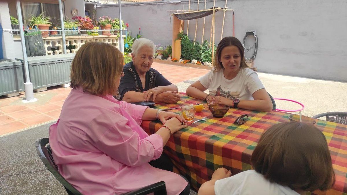 Elena Tomás, junto a sus familiares.