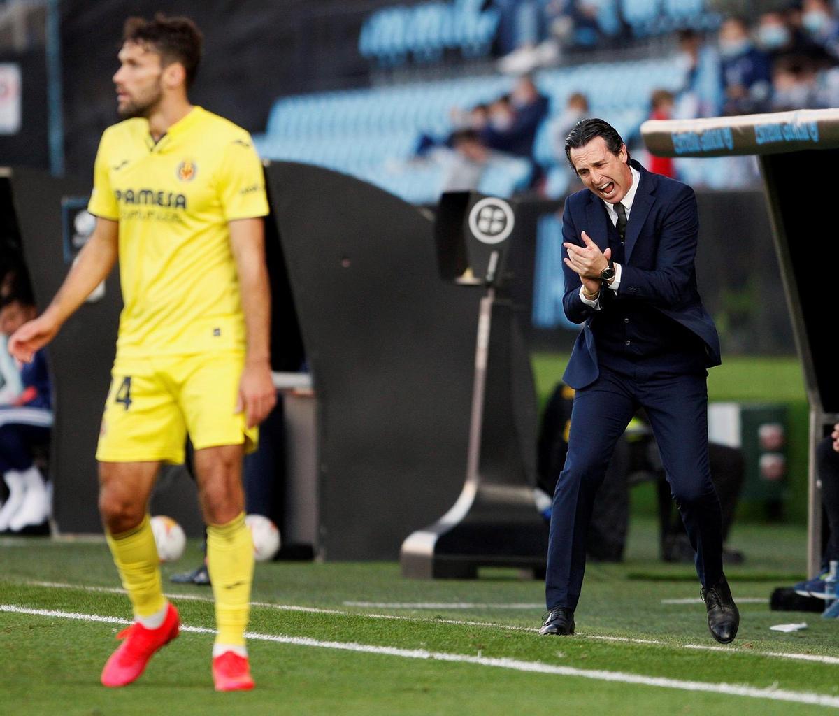 El delantero del Villrreal, Yeremi Pino celebra su cuarto tanto durante el encuentro entre el Villarreal contra el RCD Espanyol correspondiente a la jornada 26ª de LaLiga disputado en el estadio de La Cerámica de Villarreal este domingo. EFE/ Domenech Castelló