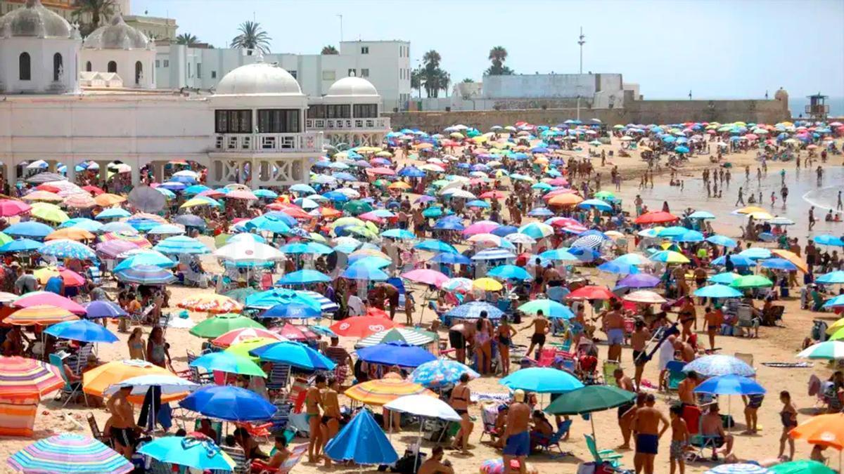 La playa de La Caleta abarrotada de bañistas, en una imagen de archivo.