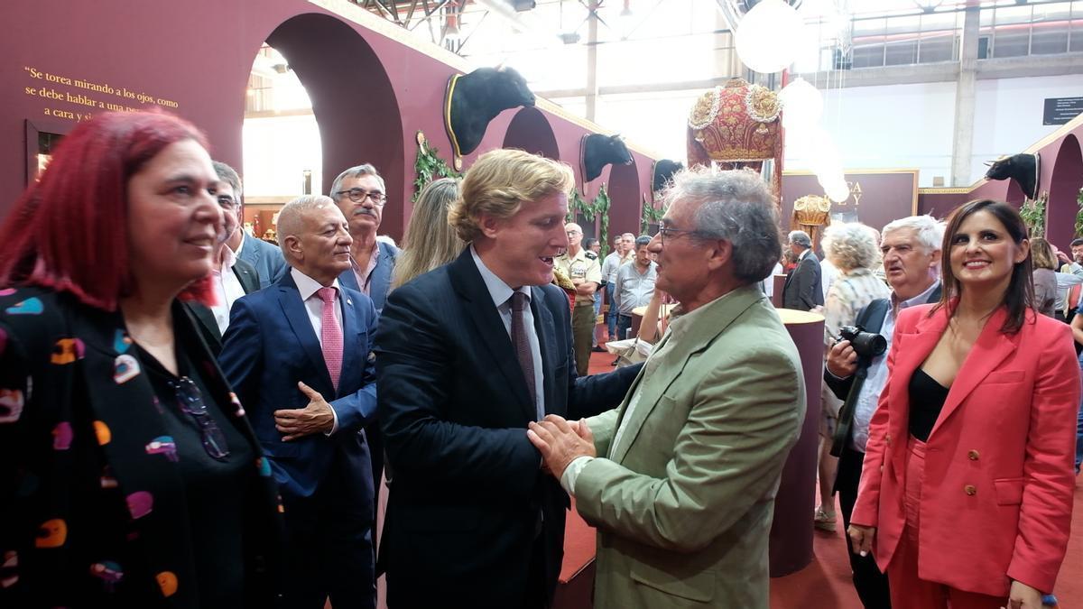 El alcalde de Badajoz saluda a Luis Reina durante la visita junto a otras autoridades a la exposición de Roca Rey en Ecuextre, este jueves