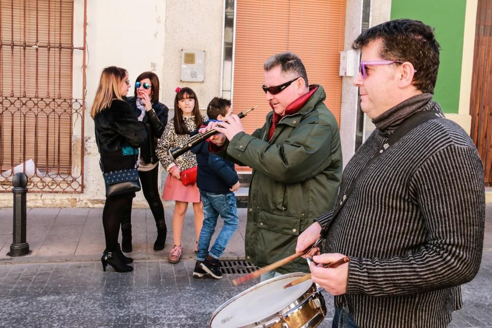 Miles de fieles han acompañado la imagen de Santa Águeda hasta su ermita en un camino jalonado por puestos de dulces