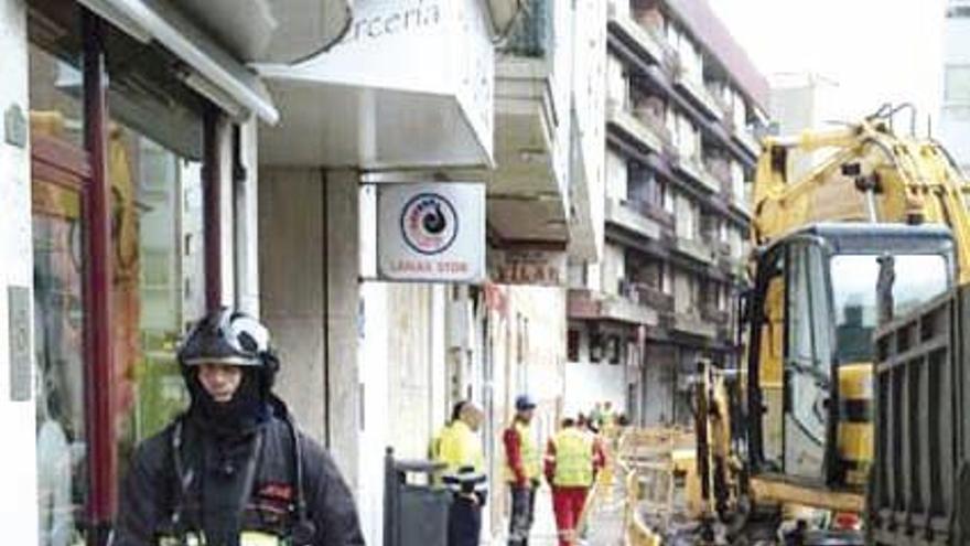 Un bombero, ayer tras la fuga de gas en Cidade de Vigo.