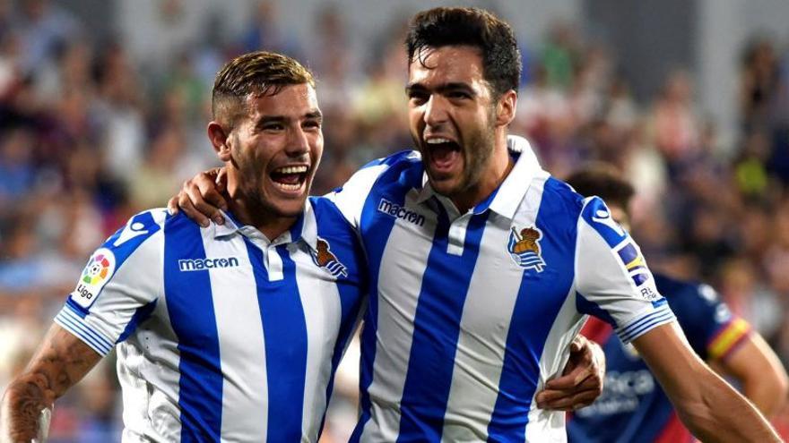 Theo y Merino celebran el gol del segundo ante el Huesca.