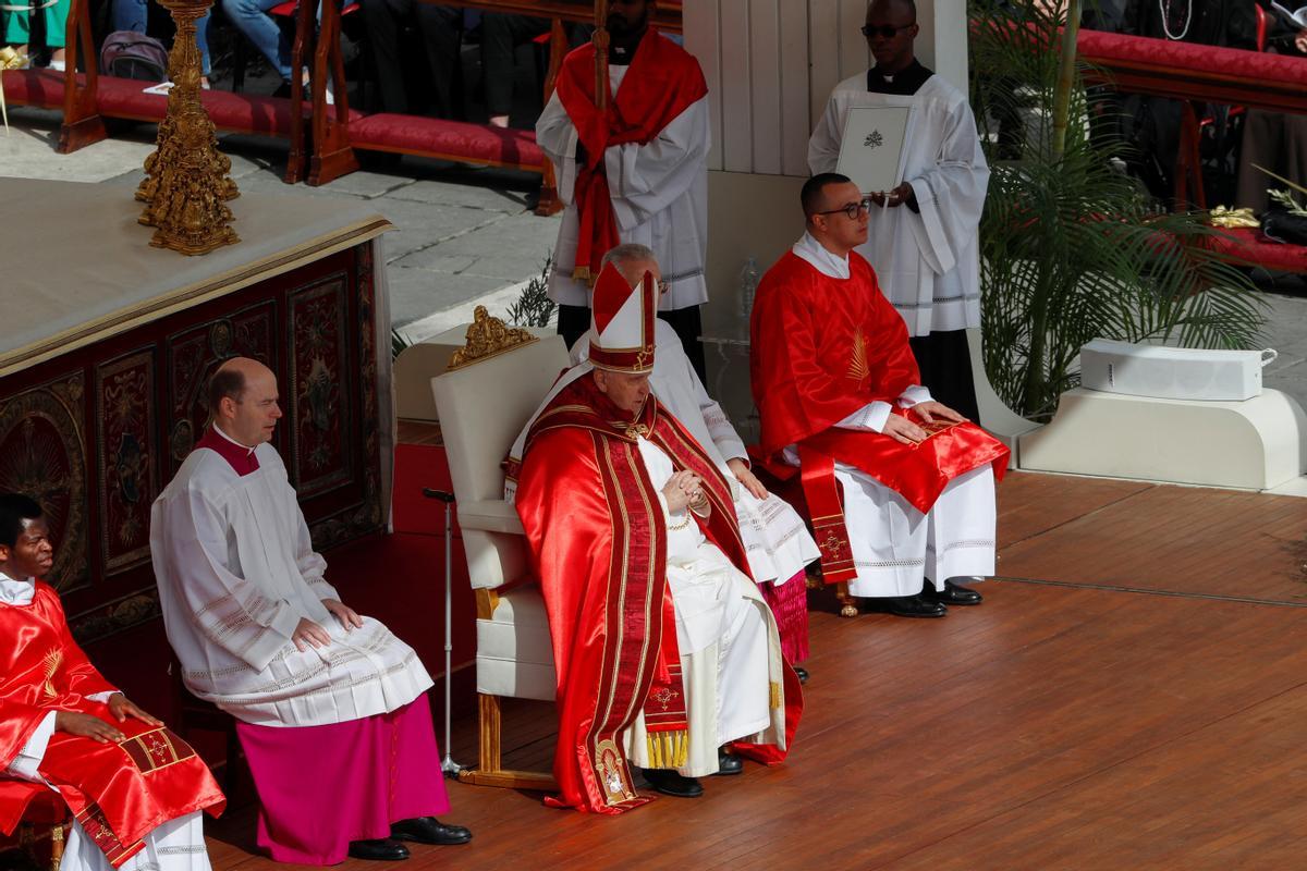 El Papa Francisco asiste a la Misa del Domingo de Ramos en la Plaza de San Pedro en el Vaticano