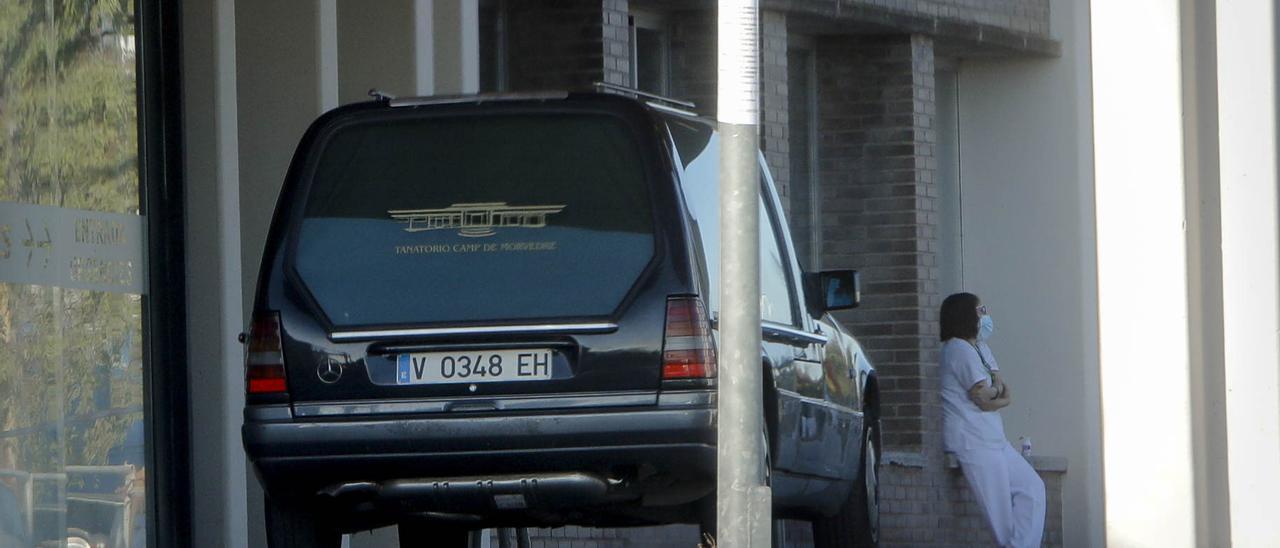 Coche de la funeraria, en uno de los accesos al hospital de Sagunt