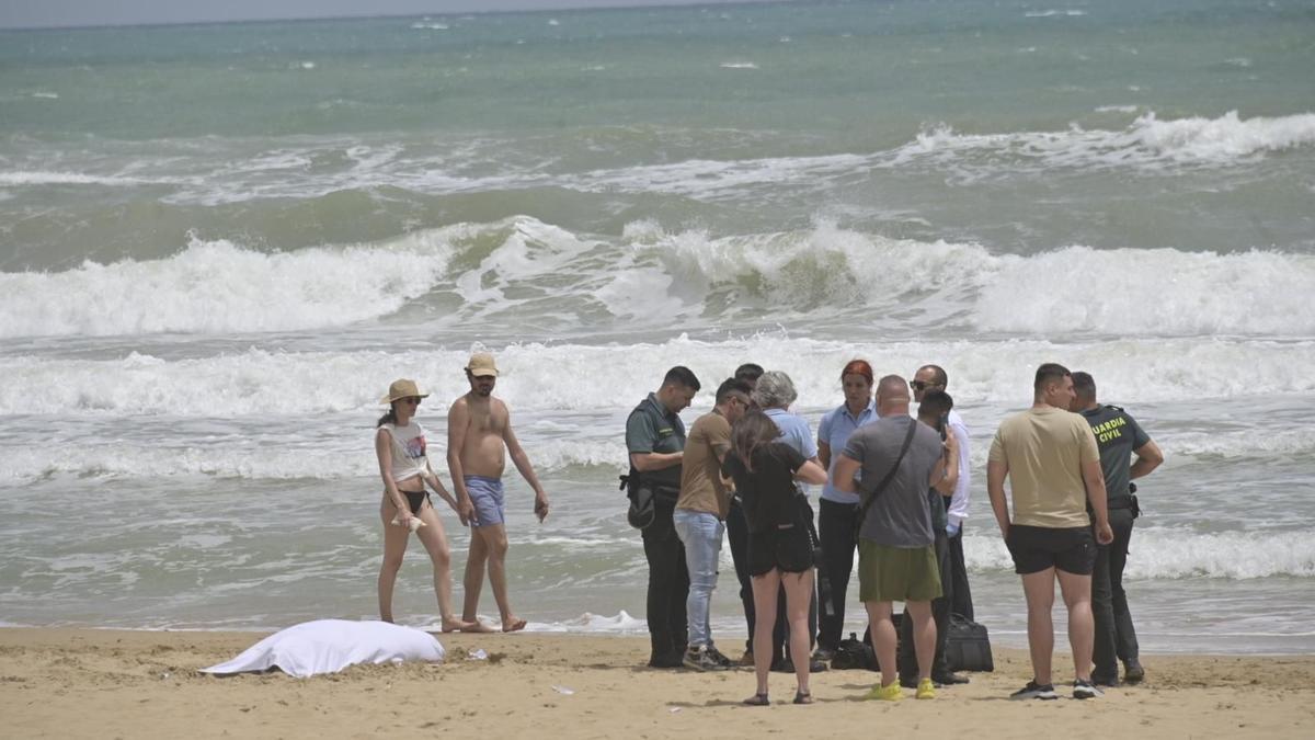Uno de los ahogados el pasado jueves en la playa de Guardamar del Segura.