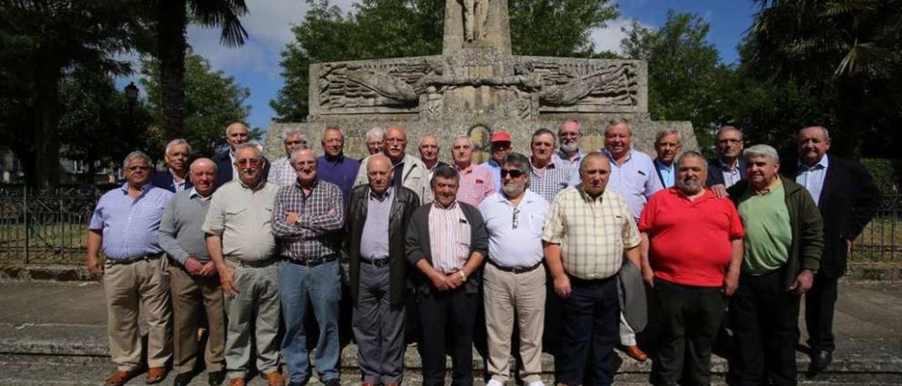 Foto de familia de la asociación Quintos do 71 durante su reunión del año pasado en Lalín. // Bernabé/Gutier