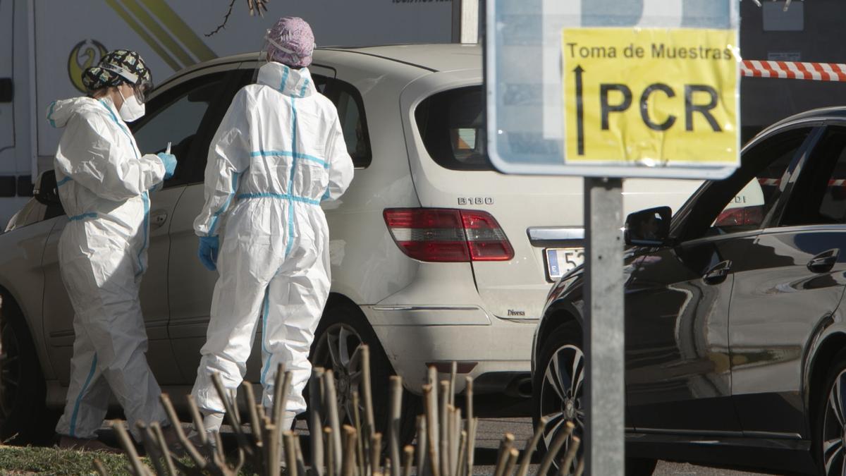 Imagen de archivo de un punto de pruebas PCR desde el coche en Sagunt.