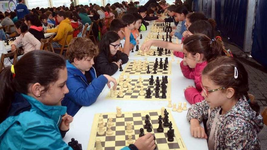Niños disputando partidas en Xadrez na Rúa. // Rafa Vázquez