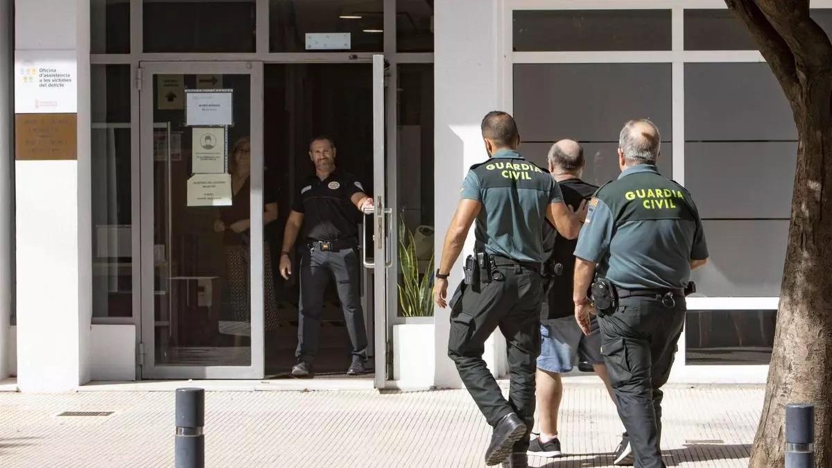 Un detenido escoltado hasta el juzgado nº3 de Ontinyent.