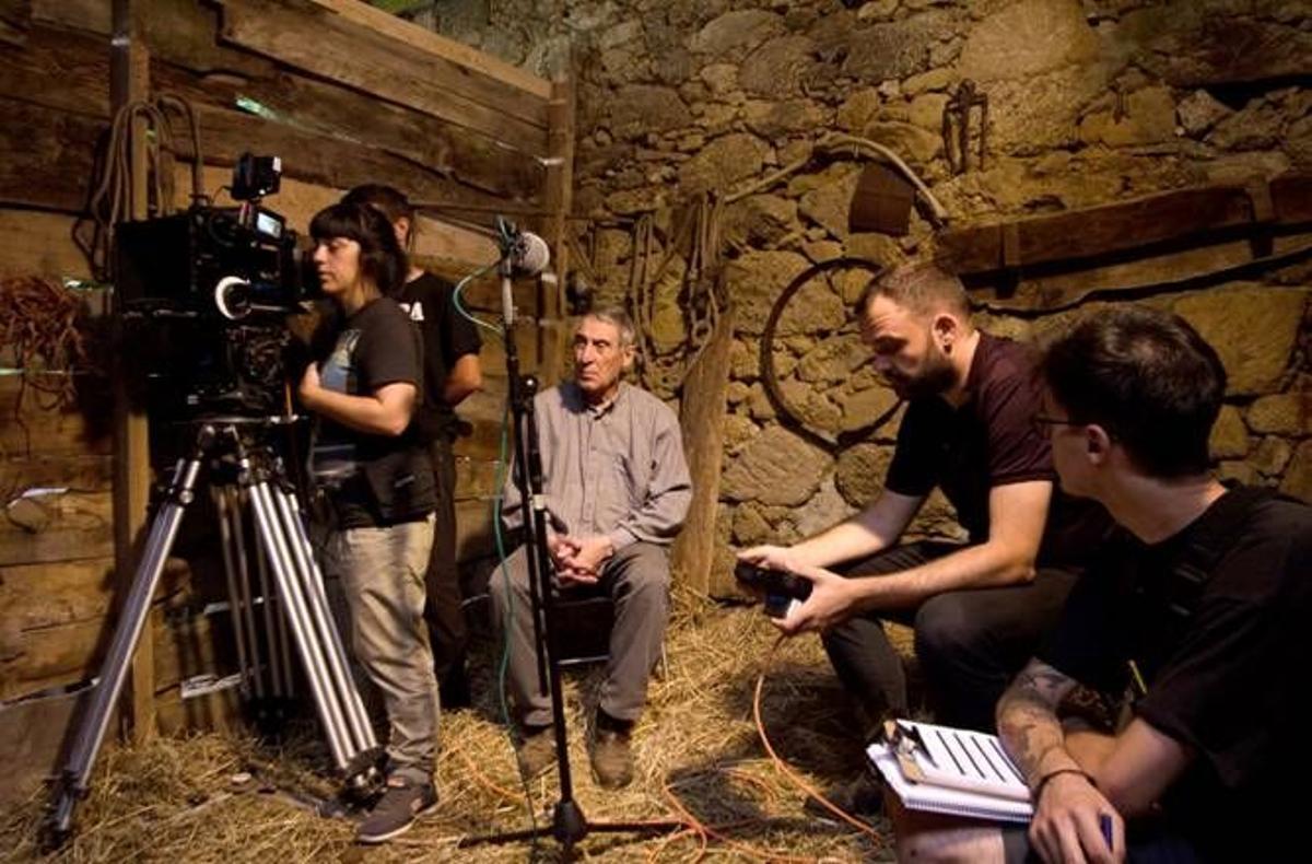 El actor Celso Bugallo y parte del equipo durante el rodaje de la película "Trote" en 2017