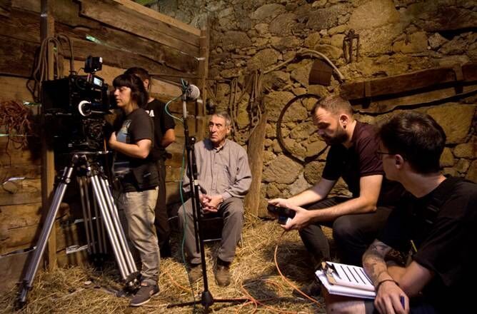 EL ACTOR CELSO BUGALLO Y PARTE DEL EQUIPO DURANTE EL RODAJE DE LA PELICULA  " TROTE ".. GALLEGOS. CINE.