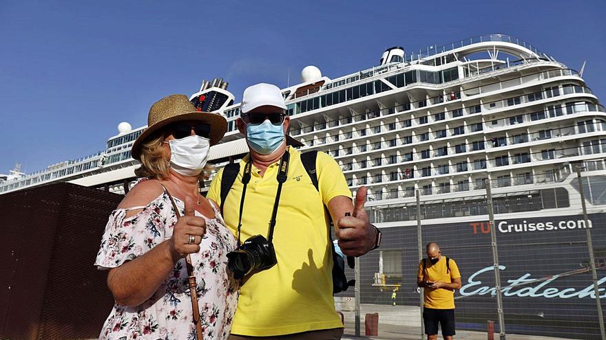 Dos turistas posan a su salida del crucero.