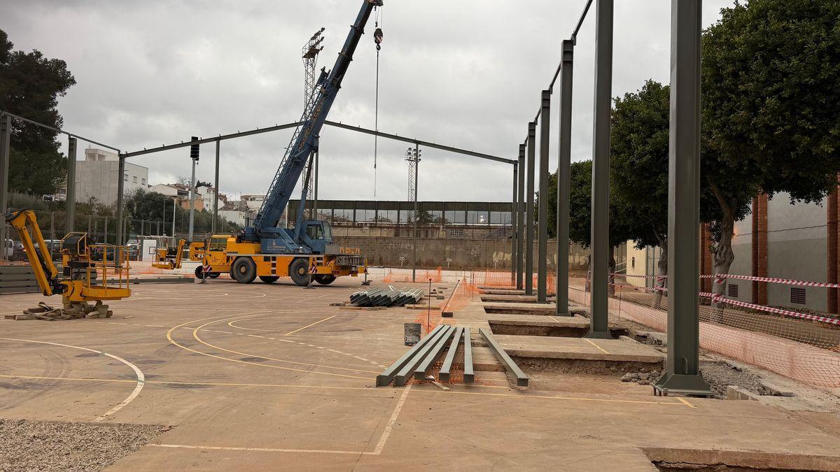 Ya empieza a apreciarse la estructura de la cubierta del Pabellón de Onda.