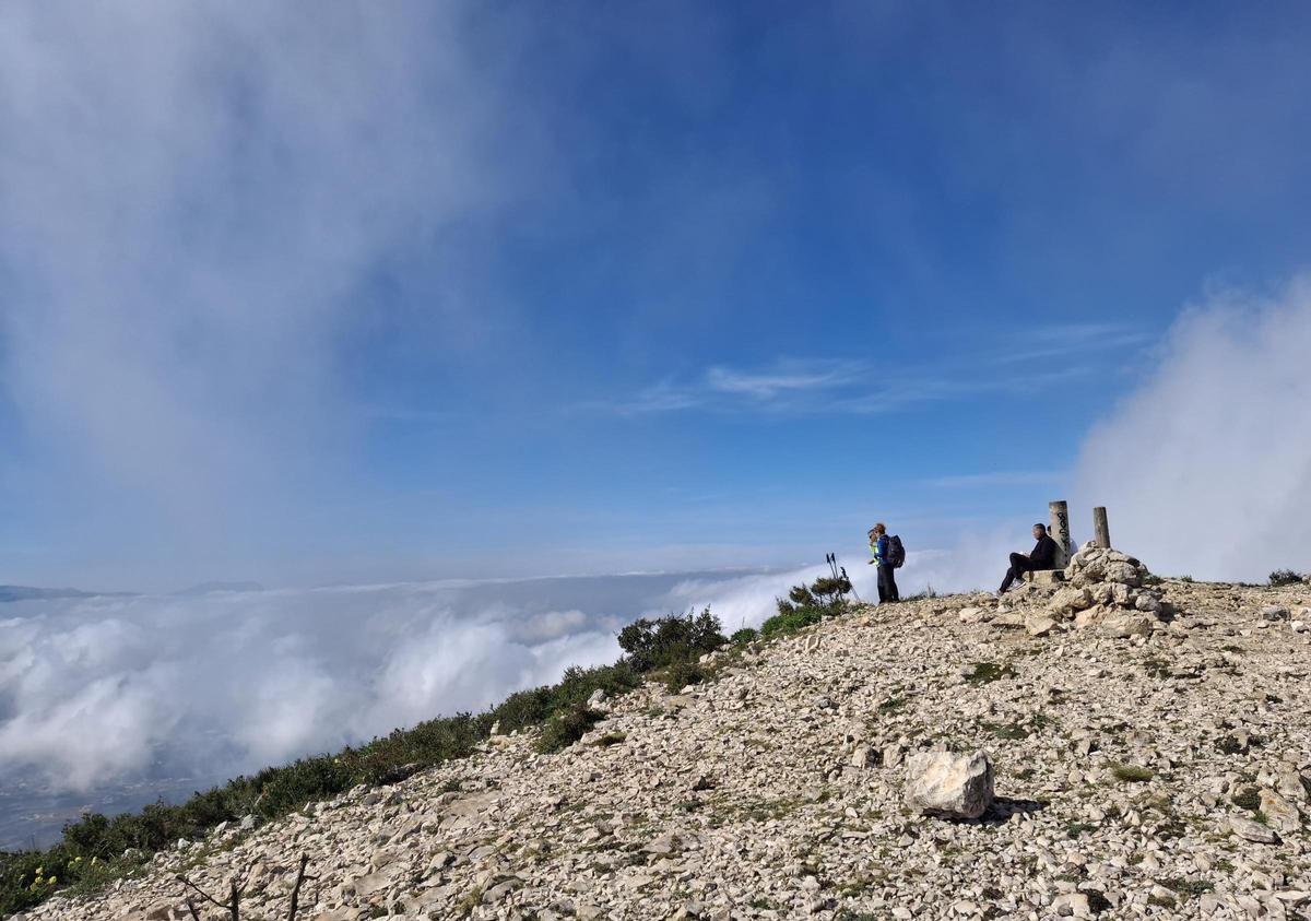 Un mar de nubes en el Montgó (imágenes)