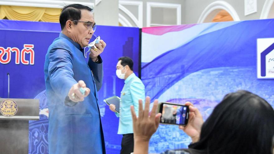 Prayuth Chan Ocha ruixant els periodistes amb gel hidroalcohòlic