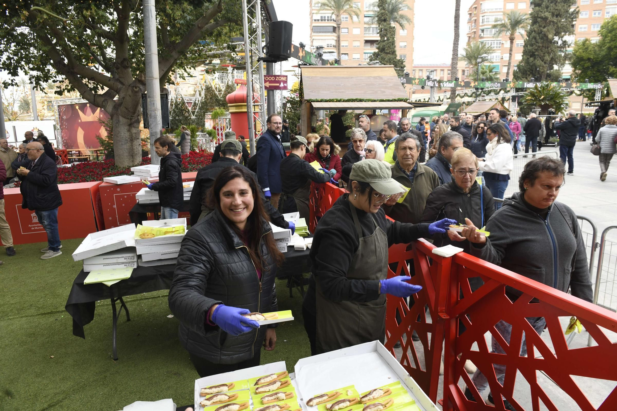 Reparto de pasteles de carne y marineras en la Plaza Circular de Murcia