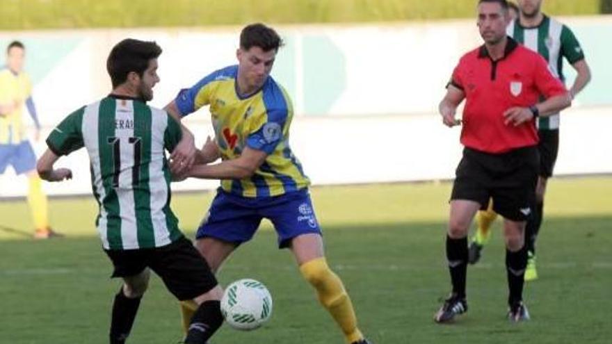 Jaume Duran (Palamós) intentant desfer-se de la pressió de Boniquet (Peralada).