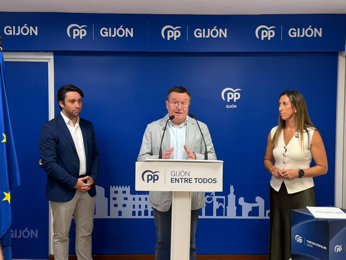 Por la izquierda, Andrés Ruiz, Rafael Alonso y Ángela Pumariega, en la sede del PP de Gijón
