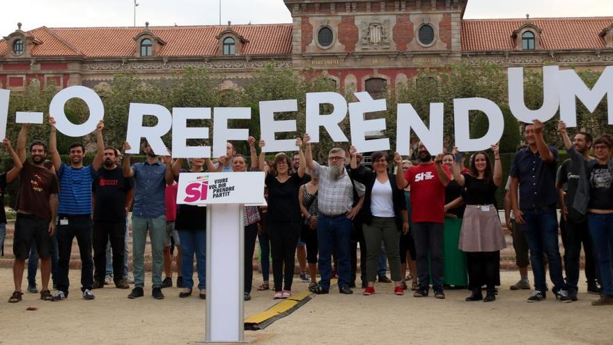 Pla general dels membres de la CUP aixecant les lletres de Referèndum davant el Parlament el 6 de setembre de 2017