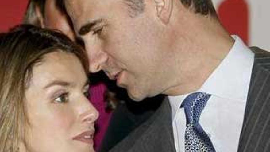 Don Felipe y Doña Letizia visitan la sede de Radio Nacional de España