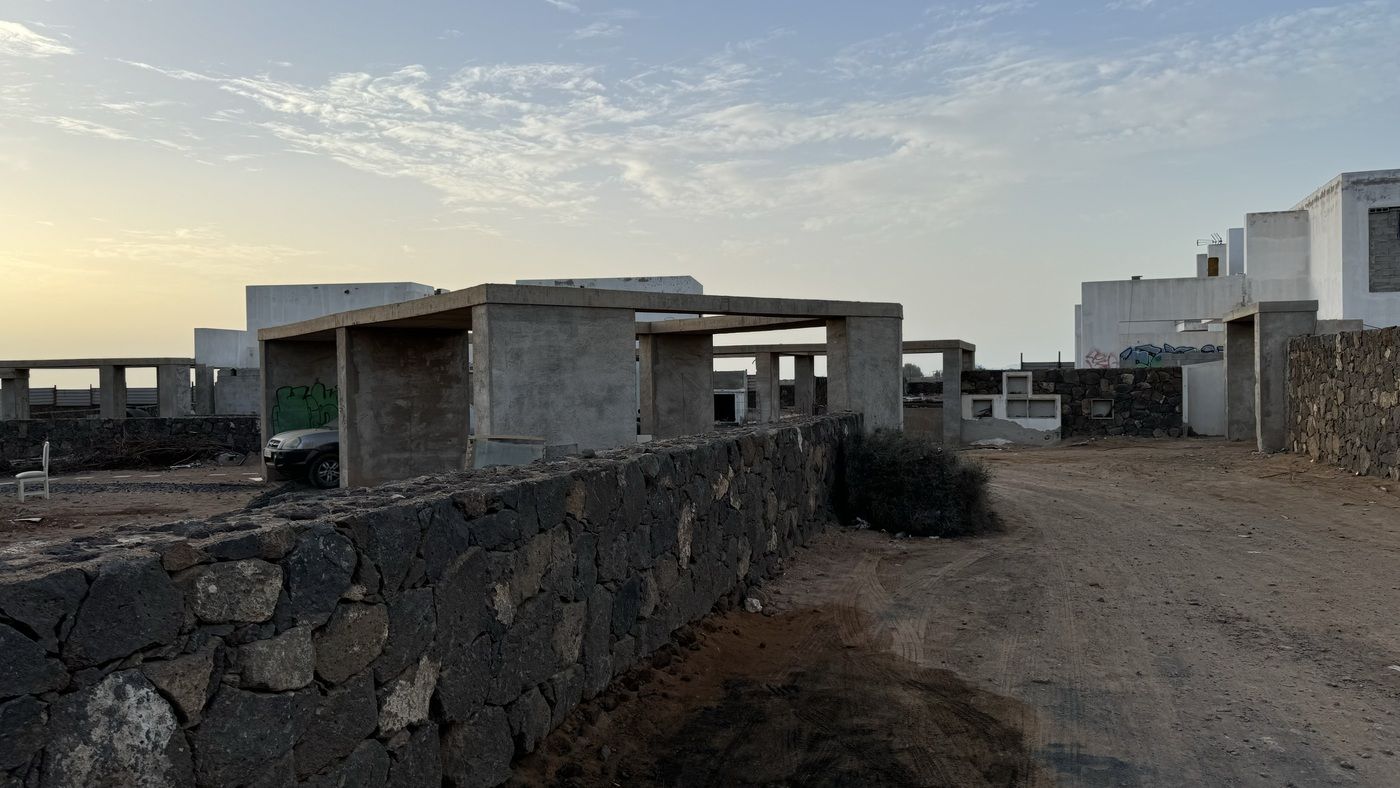 Urbanización de okupas próxima al Faro de Pechiguera, en Playa Blanca (Yaiza)