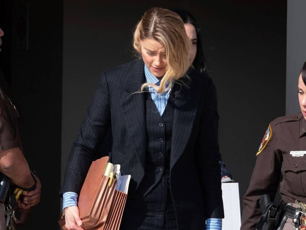 Amber Heard saliendo del juicio contra Johnny Depp