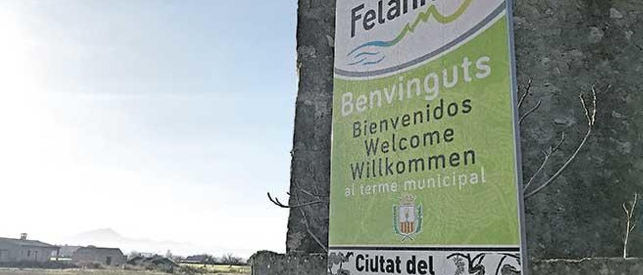 Cartel que da la bienvenida al municipio de Felanitx, en la carretera que conecta con Vilafranca.