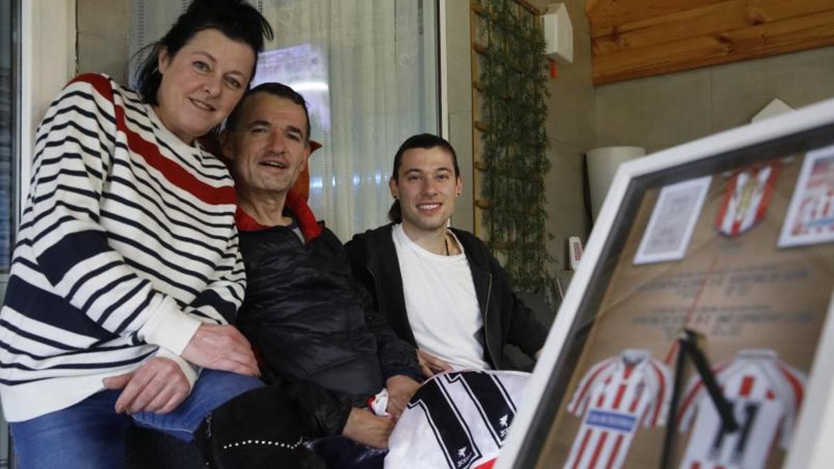 En la imagen de arriba, Liliana Sabou, Marcel Sabou y Mario Sabou, en la imagen de abajo, Mario Sabou y un aficionado, con las bufandas | Ángel González