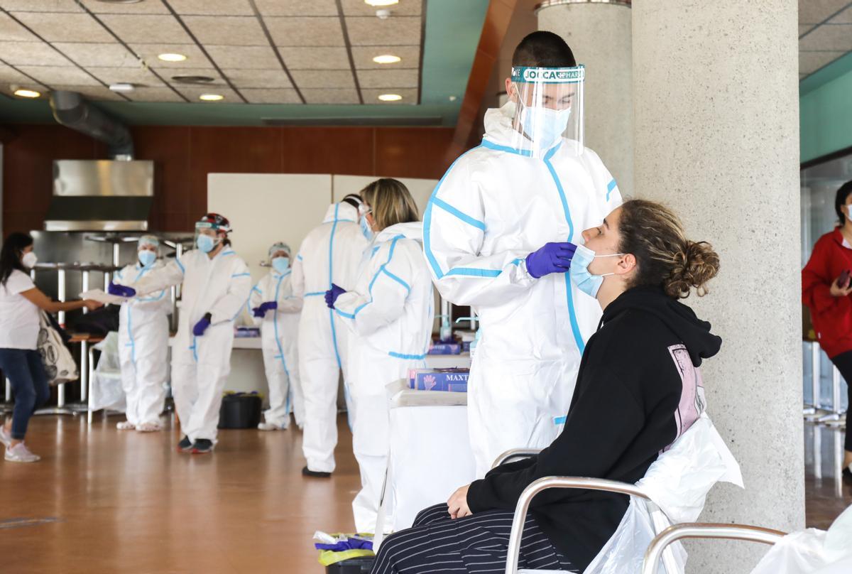 Cribado a estudiantes de la UAB por el brote de coronavirus en la Vila, este jueves.