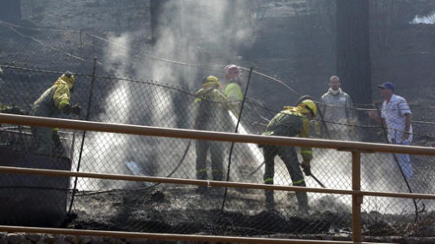 Bomberos tratan de extinguir el fuego en la Gomera