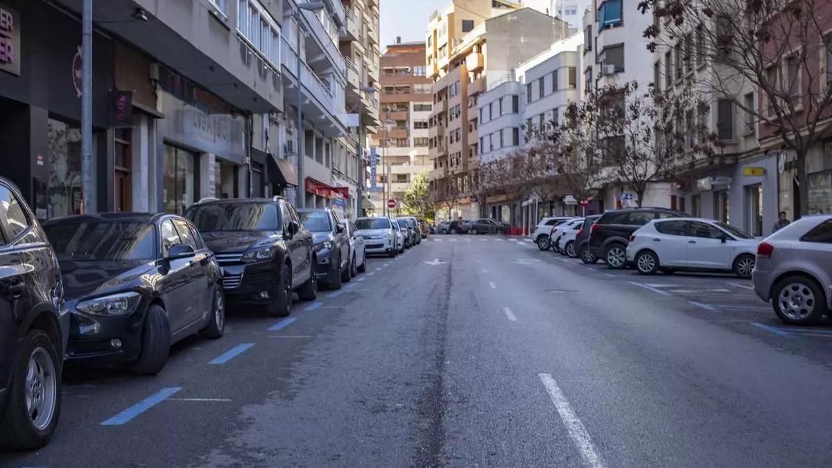 Imagen de archivo de vehículos aparcados en una calle de Xátiva.
