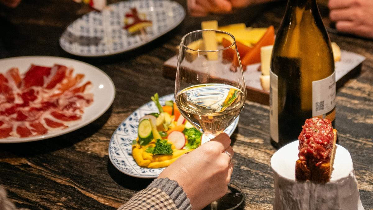 Vinos, tapas y 'steak tartar' en el nuevo Steak & Wine Bar de Sintonia, en el Hotel Gallery de Barcelona.
