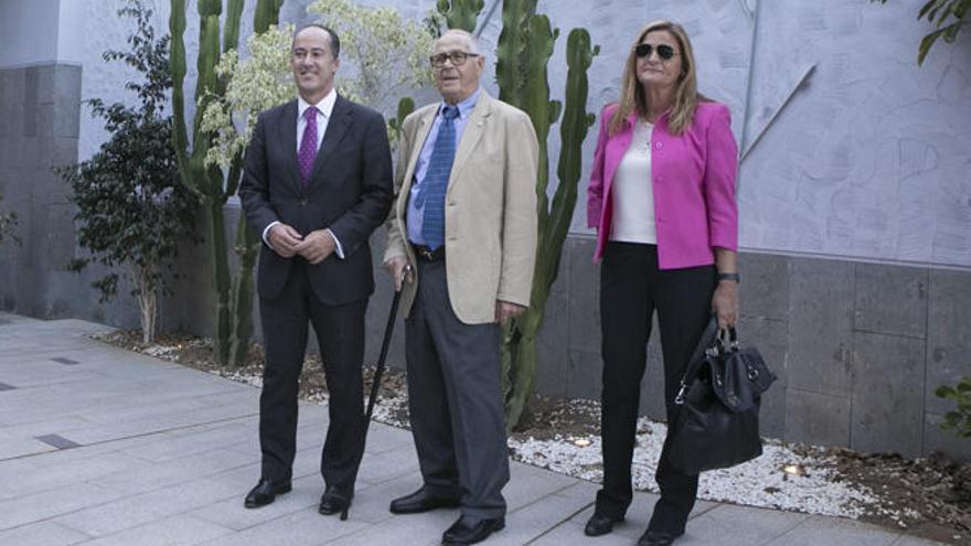 De izqda. a dcha.: Larry Álvarez, Martín Chirino y Helena Pita, ayer.