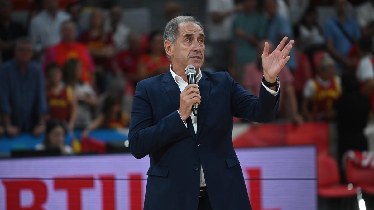José Ángel Arcega se dirige a los espectadores del pabellón Príncipe Felipe.