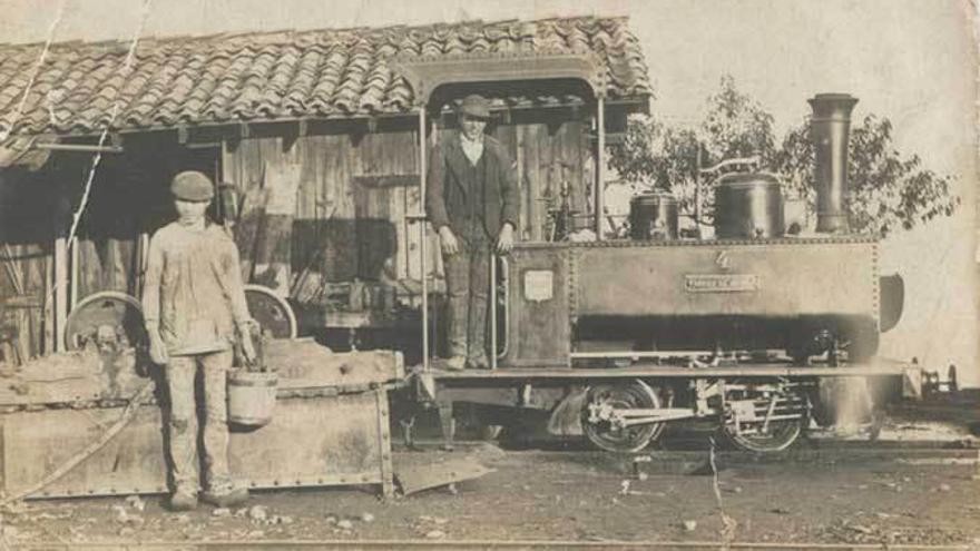 Una locomotora con su operario en el Ferrocarril del Naranco.